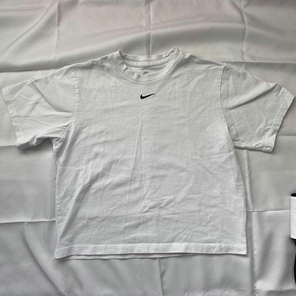 Extra Small Women Loose Fit Tee Shirt from Nike White